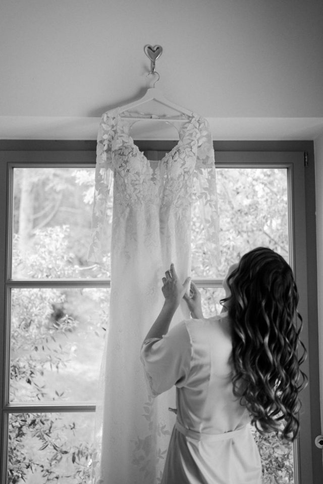 Hochzeitskleid beim Getting Ready am Morrhof Rheinlandpfalz, Heiraten in Rheinland Pfalz