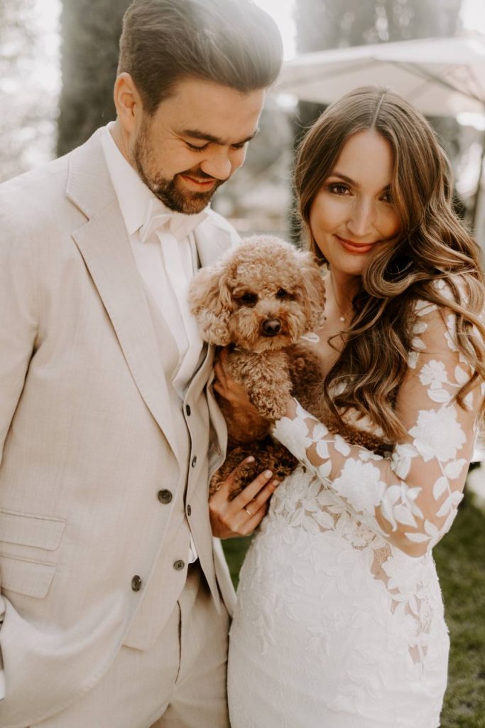 Heiraten mit Hund in Rheinland Pfalz, Pudel Samba bei der Hochzeit am Morrhof